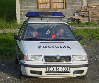 Dormindo-no-Carro-de-Policia.jpg