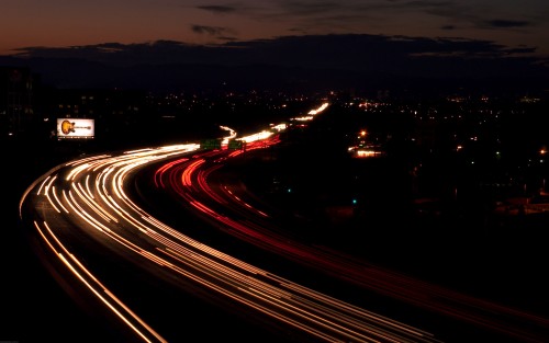 Rodovia-com-Carros-a-Noite.jpg